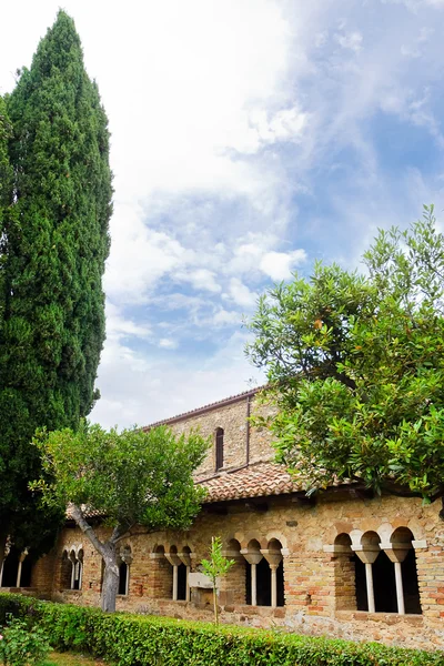 Claustro en la Abadía de San Giovanni in Venere en Fossacesia (I —  Fotos de Stock