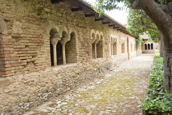 Claustro na Abadia de San Giovanni em Venere, na Fossacésia (I — Fotografia de Stock