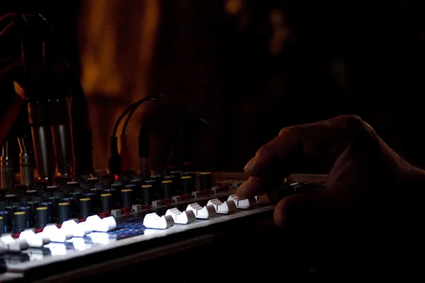 Handen en elektronische geluid mixer op het podium — Stockfoto