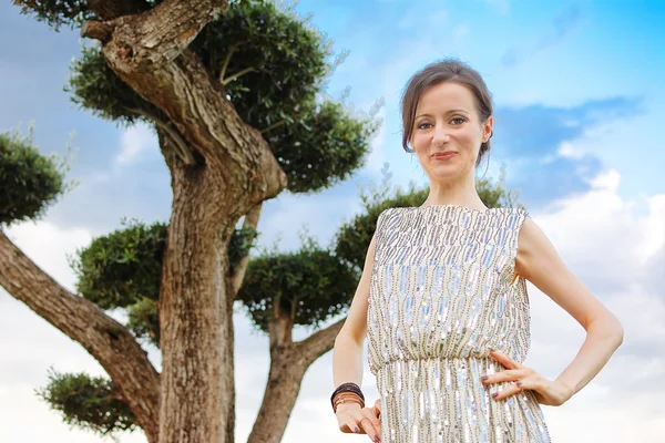 Mujer posando con vestido elegante con paillettes —  Fotos de Stock