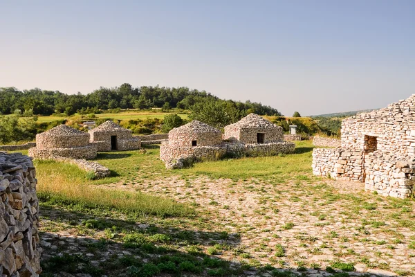 Reconstruction village Paleolithic in Abruzzo (Italy) — Stock Photo, Image