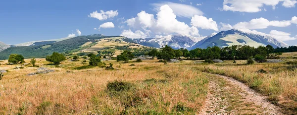 Πανόραμα των βουνών ομάδα Majella από βόρεια άποψη — Φωτογραφία Αρχείου