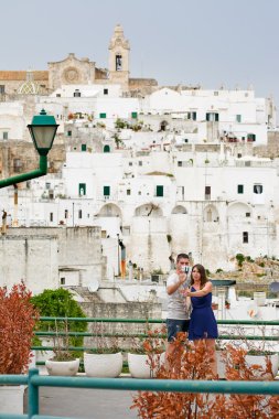 Ostuni, İtalya - 17.08.2016: p selfie alarak turist birkaç