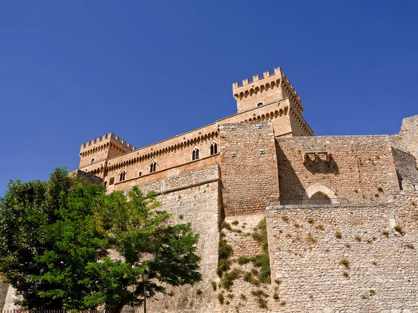 Piccolomini hrad ve městě celano (Itálie) — Stock fotografie