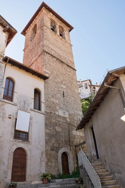 Klocktornet i centrum av Tagliacozzo (Italien) — Stockfoto