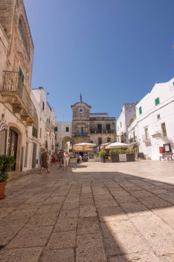 Cisternino, İtalya - 23 Ağustos 2020: Bir Ağustos sabahı Piazza dell 'Orologio.