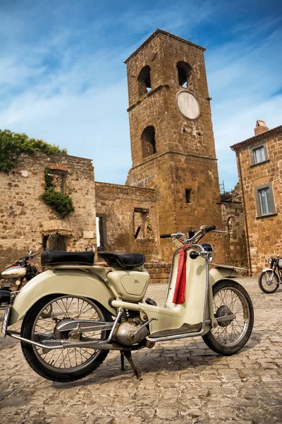 Oude Motorfiets Geparkeerd Het Plein Van Spookstad Celleno Italië — Stockfoto
