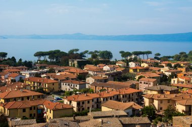 Bolsena ve gölün panoramik manzarası