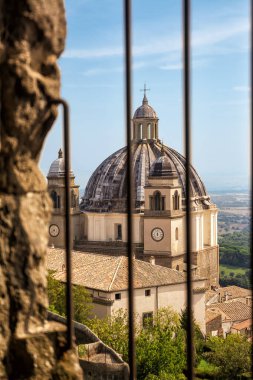 Santa Margherita Bazilikası 'nın MOntefiascone' daki (İtalya) Papa Kalesi 'nin (Rocca dei Papi) penceresinden görünüşü)
