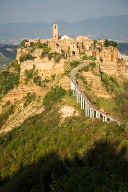 Günbatımında Tiber Vadisi 'nde ünlü Civita di Bagnoregio' nun güzel panoramik manzarası, Lazio, İtalya