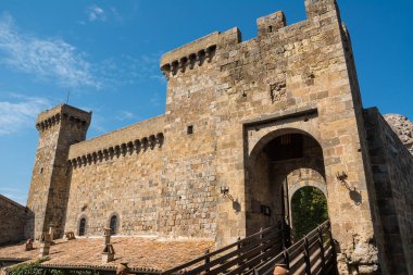 İtalya, Lazio, Bolsena 'daki Cervara Monaldeschi kalesine giriş köprüsü