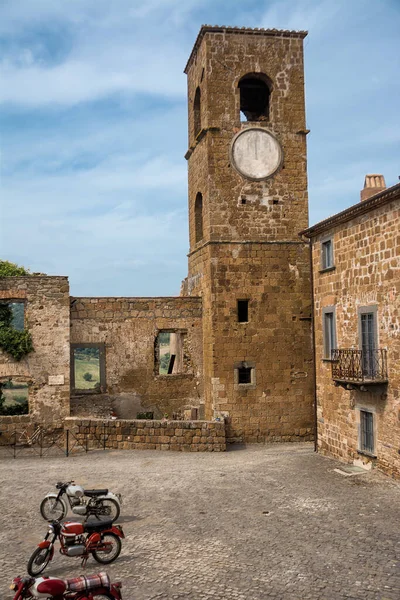 Oude Motorfiets Geparkeerd Het Plein Van Spookstad Celleno Italië — Stockfoto