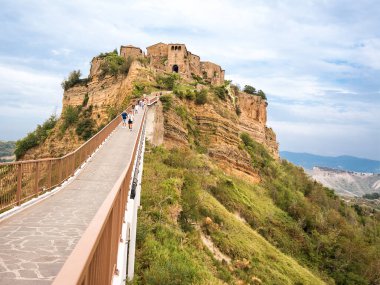 Bagnoregio, İtalya - 19 Eylül 2020: Köprüde ünlü Civita di Bagnoregio ve Turistlerin panoramik manzarası, Lazio, İtalya