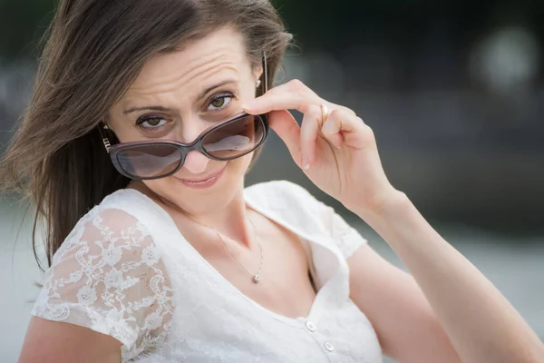 Ritratto Giovane Donna Caucasica Che Guarda Sopra Grandi Occhiali Sole — Foto Stock