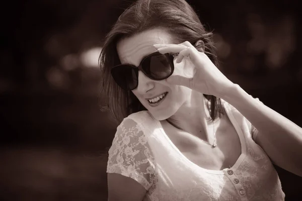 Seppia Ritratto Giovane Donna Caucasica Con Grandi Occhiali Sole — Foto Stock