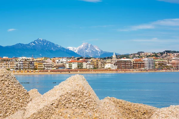 İlahi Amore Kilisesi 'nin çan kulesi ve Gran Sasso ile Pescara' nın deniz manzarası.