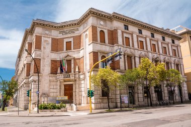 Pescara, İtalya - 22 Mayıs 2021: Abruzzo 'daki Pescara Ticaret Odası binasının cephesi