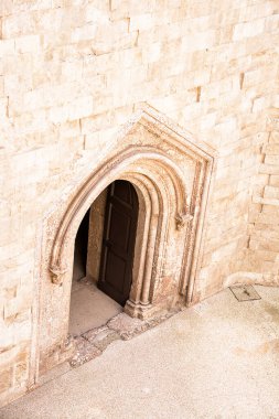 Andria, İtalya - 18 Haziran 2021: Catel del Monte di Andria 'nın (İtalya) kemer, sütun ve pencereli iç kapısı)
