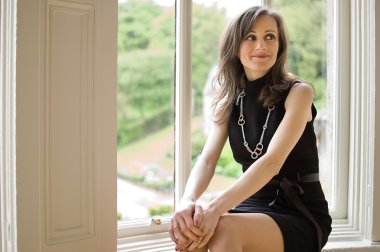 Pencerenin önünde oturan model.