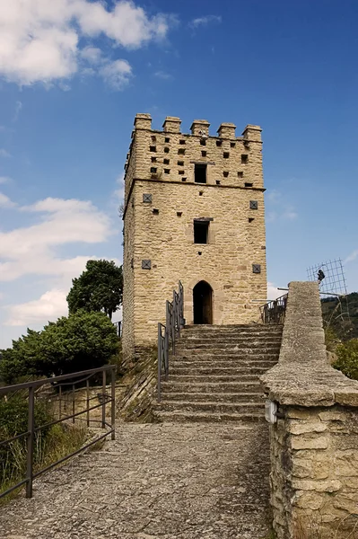 Věž - je Roccascalegna hrad — Stock fotografie