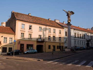 Vilnius, boynuz di girişinde oynarken melek
