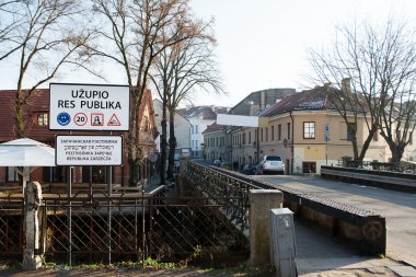 Vilnius Uzupis bölgesinin girişinde imzalamak
