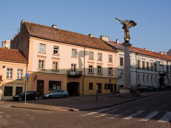 De engel spelen de hoorn in Vilnius, aan de ingang van de di — Stockfoto