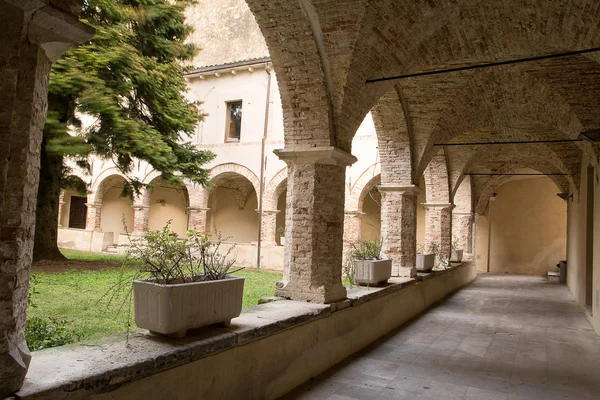 Cloister of church St. Francesco — Stock Photo, Image