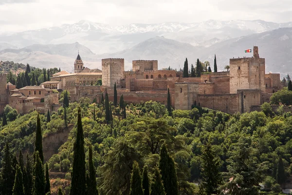 Alhambra, slavný opevnění v granda (Španělsko) — Stock fotografie