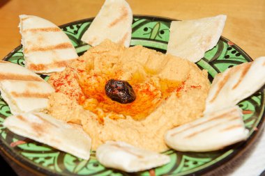 Humus ekmek pide ile