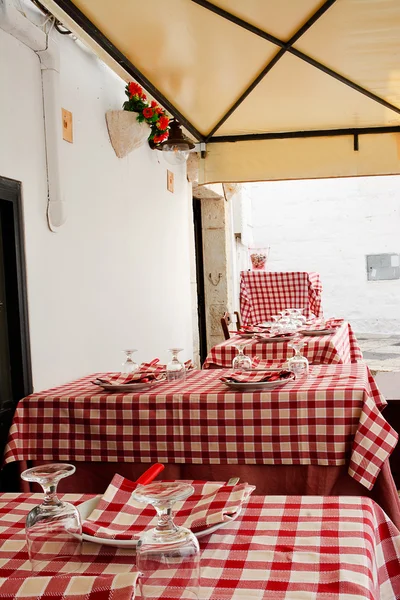 Table set in Cisternino — Stock Photo, Image