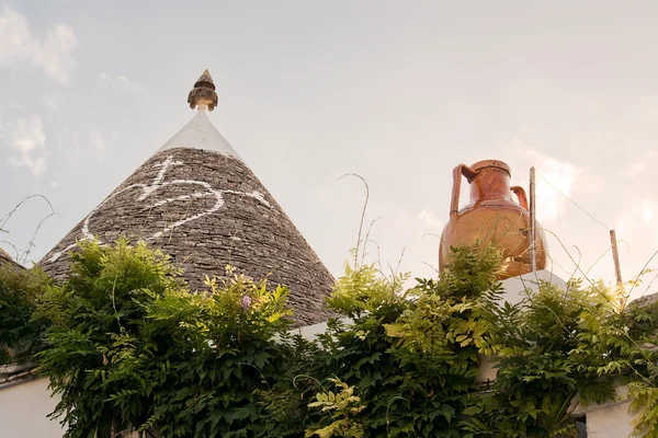 Trulli and amphora — Stock Photo, Image
