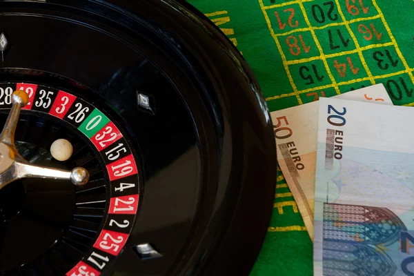 Ruleta y dinero — Foto de Stock