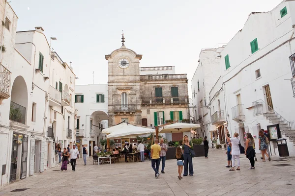 Turistas por la noche en la plaza de Cisternino dell 'orologi — Foto de Stock