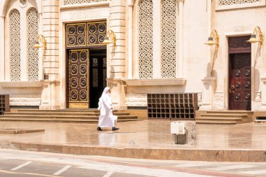 Jeddah, Suudi Arabistan - 21 Nisan 2025: Suudi Arabistan 'ın başkenti Jeddah' da Naghi Camii önünde yürüyen beyaz giysili Arap adam