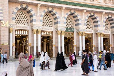 Medine, Suudi Arabistan - 21 Nisan 2025: Müslümanlarla birlikte Medine, Suudi Arabistan 'daki ana caminin dışı