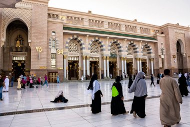 Medine, Suudi Arabistan - 21 Nisan 2025: Müslümanlarla birlikte Medine, Suudi Arabistan 'daki ana caminin dışı