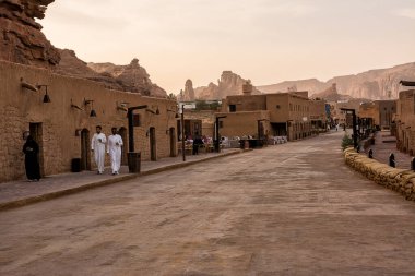 Al Ula, Suudi Arabistan - 22 Nisan 2025: Gün batımında Al Ula 'nın merkez caddesi dükkanları ve restoranları olan bir pazara dönüştürüldü