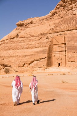 Suudi Arabistan 'ın Hegra bölgesindeki dağın yamacına oyulmuş iki Arap rehberiyle birlikte Nebet kayası kesimindeki mezarları kazıdı.