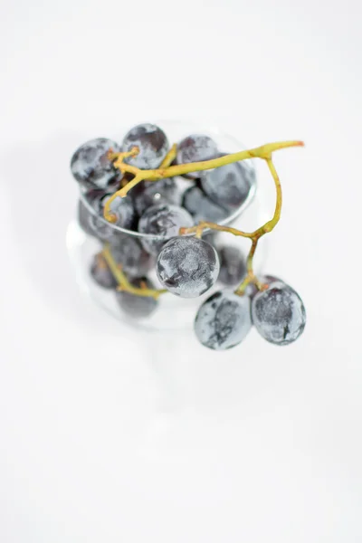 Black grapes in the cup — Stock Photo, Image