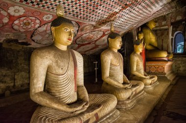 Mağaranın içindeki antik Buda heykelleri Dambulla Sri Lanka 'nın Altın Tapınağı UNESCO Dünya Mirası bölgesi.