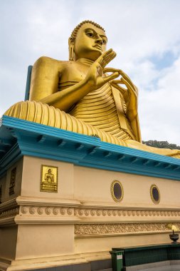 Altın Tapınak Dambulla Müzesi 'nin tepesindeki devasa altın Buda heykeli.