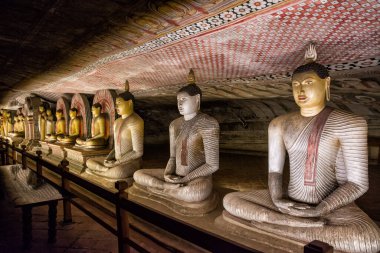 Mağaranın içindeki antik Buda heykelleri Dambulla Sri Lanka 'nın Altın Tapınağı UNESCO Dünya Mirası bölgesi.
