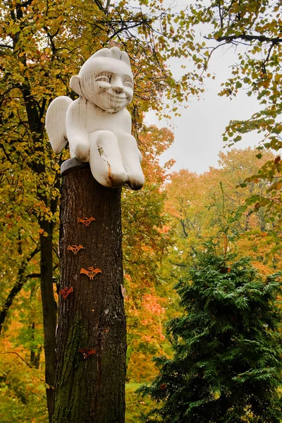 Estátua de anjo sentado — Fotografia de Stock