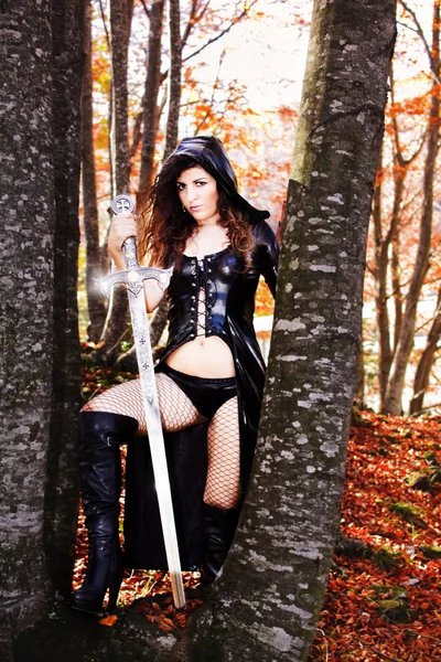 Fantasy sexy jurk en zwaard — Stockfoto