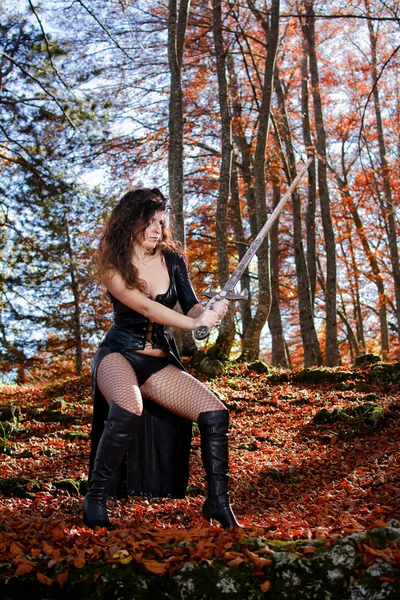 Fantasy sexy jurk en zwaard — Stockfoto