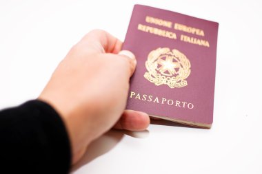 İtalyan pasaportu göstermek el