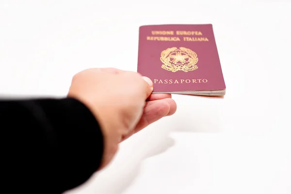İtalyan pasaportu göstermek el — Stok fotoğraf