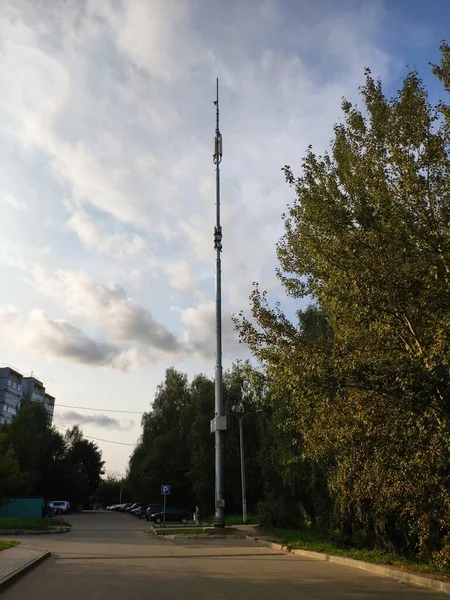 Távközlési torony a városban. a cellás antenna — Stock Fotó