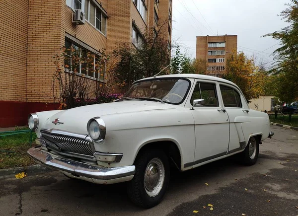 Moscou, Russie - 16 octobre 2020 : Voiture d'époque soviétique GAZ-21 Volga. Vue rapprochée du célèbre transport rétro — Photo